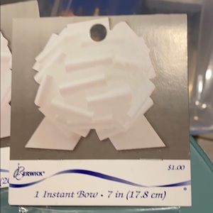 Giant pull bows NWT just pull & big bow appears